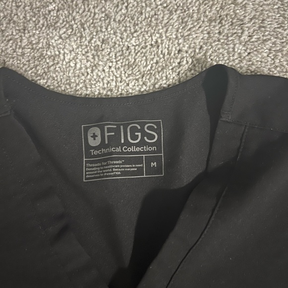 FIGS Black Catarina One Pocket Scrub Top - Picture 2 of 4